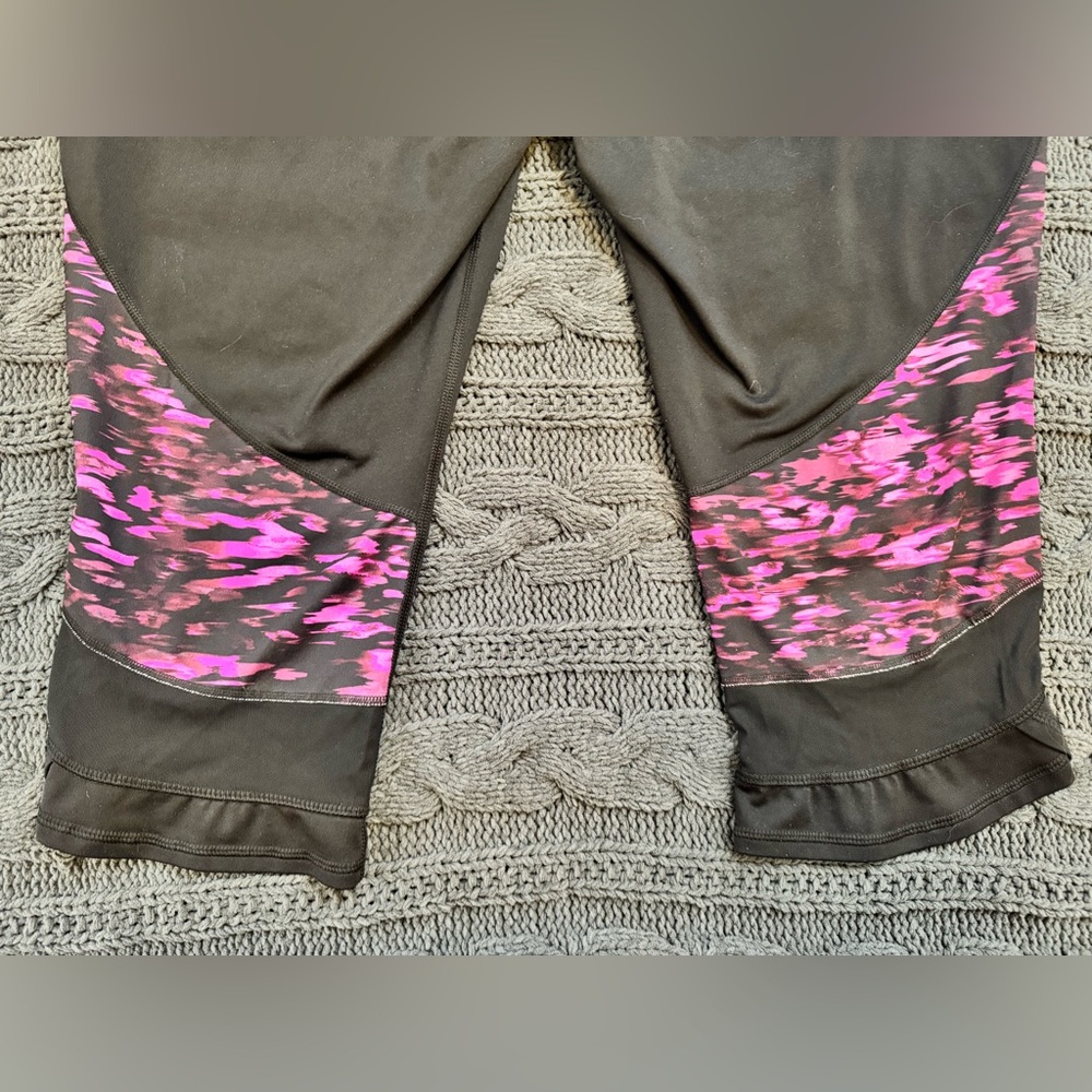 Tek Gear Black and Pink Camo Capri Leggings Women 2X - Picture 5 of 6